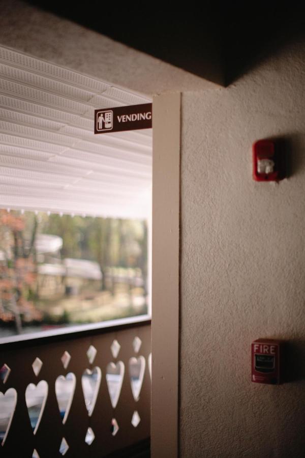 Riverbend Motel & Cabins Helen Exterior photo