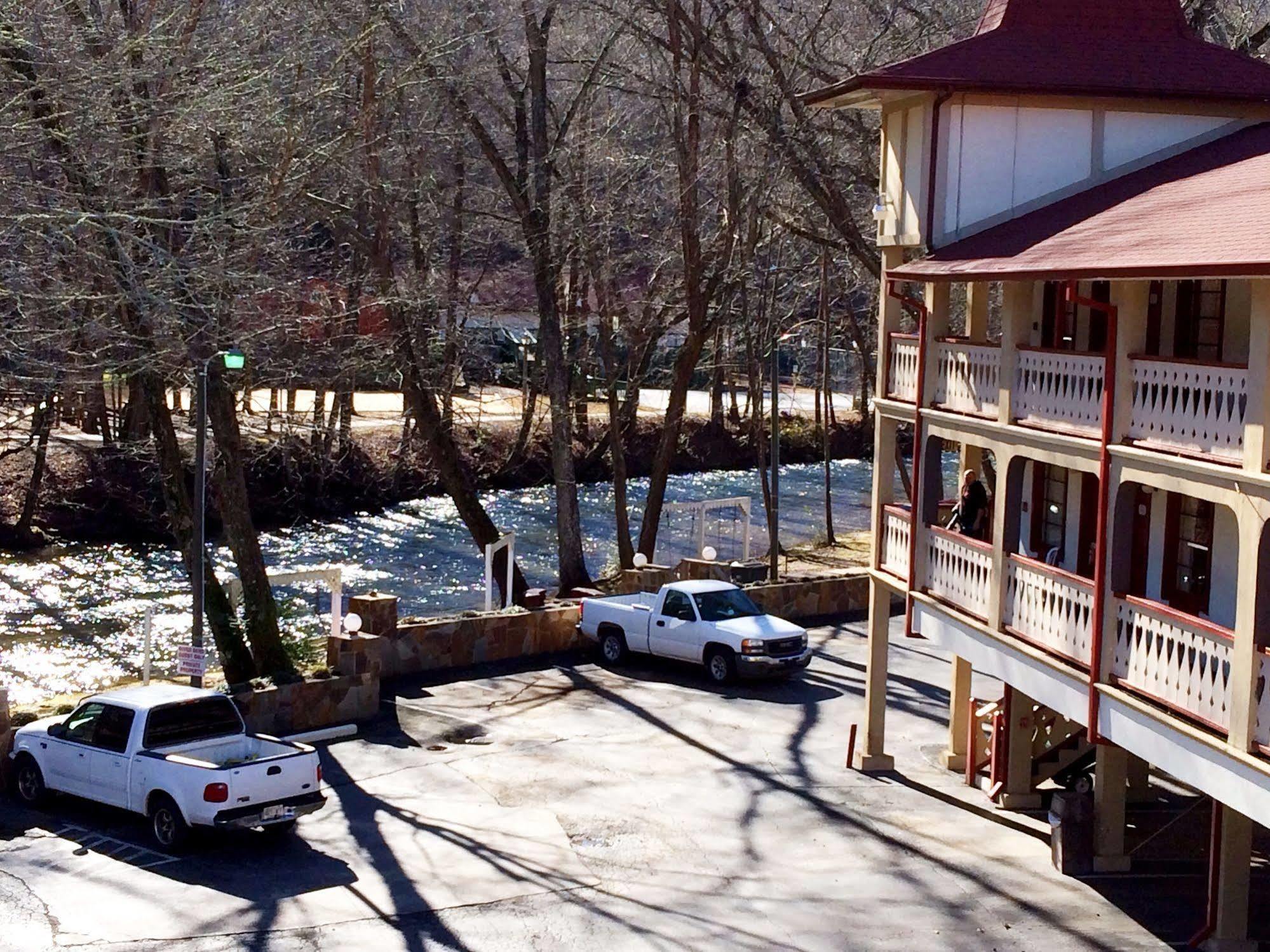 Riverbend Motel & Cabins Helen Exterior photo